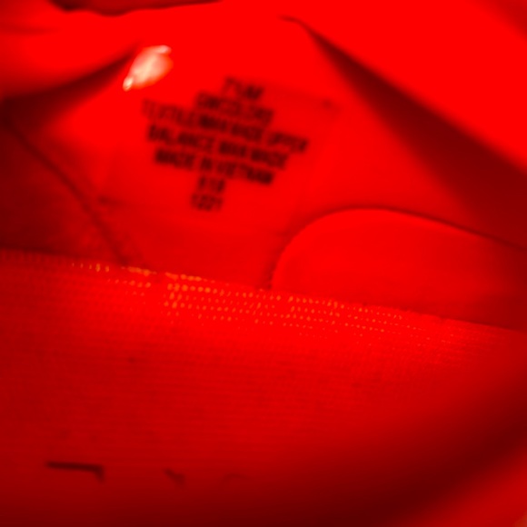 Guess Women’s Vibrant Red Sneakers Size 7.5 - Picture 13 of 14